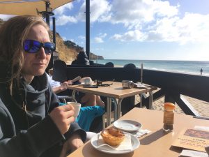 Or we have a (after surf) coffee somewhere with a famous Pastel da Nata.