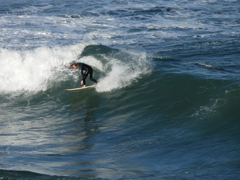 Surf Guide Algarve carve fun wave