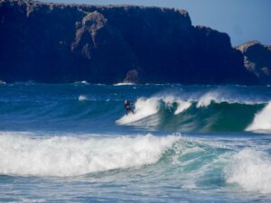 surf guide algarve guest going right on a summer bomb