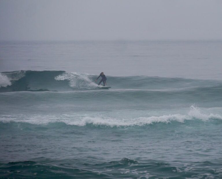 glassy waves surfergirl going left surf guide algarve