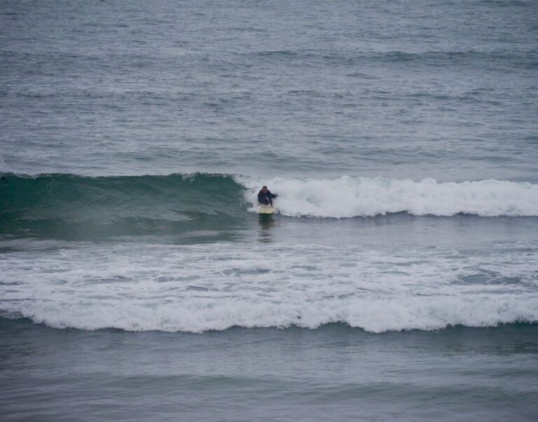 glassy waves surfgirl take-off surf guide algarve