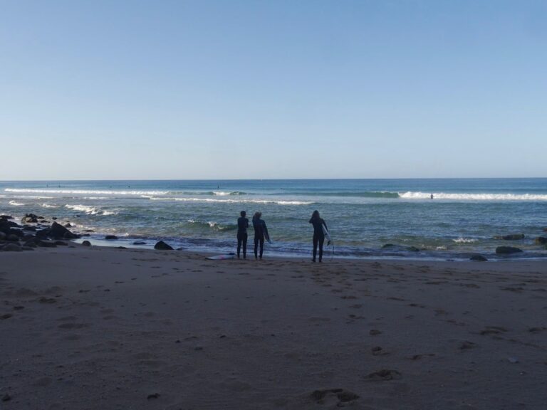 surf guide algarve explaining the spot at zavial