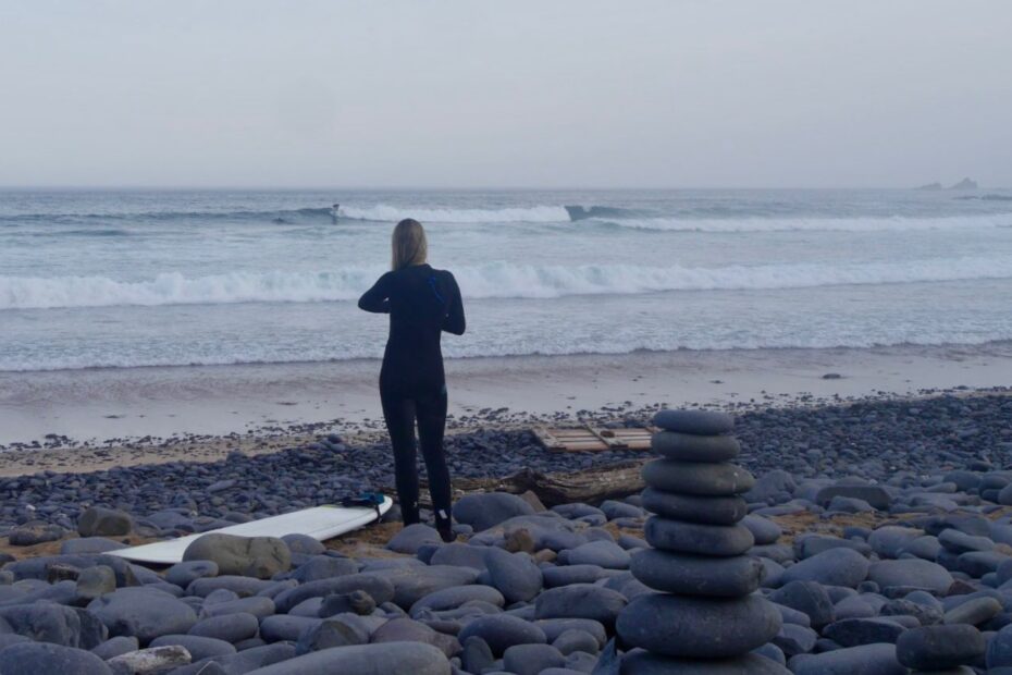 surfer girl getting ready with surf guide algarve