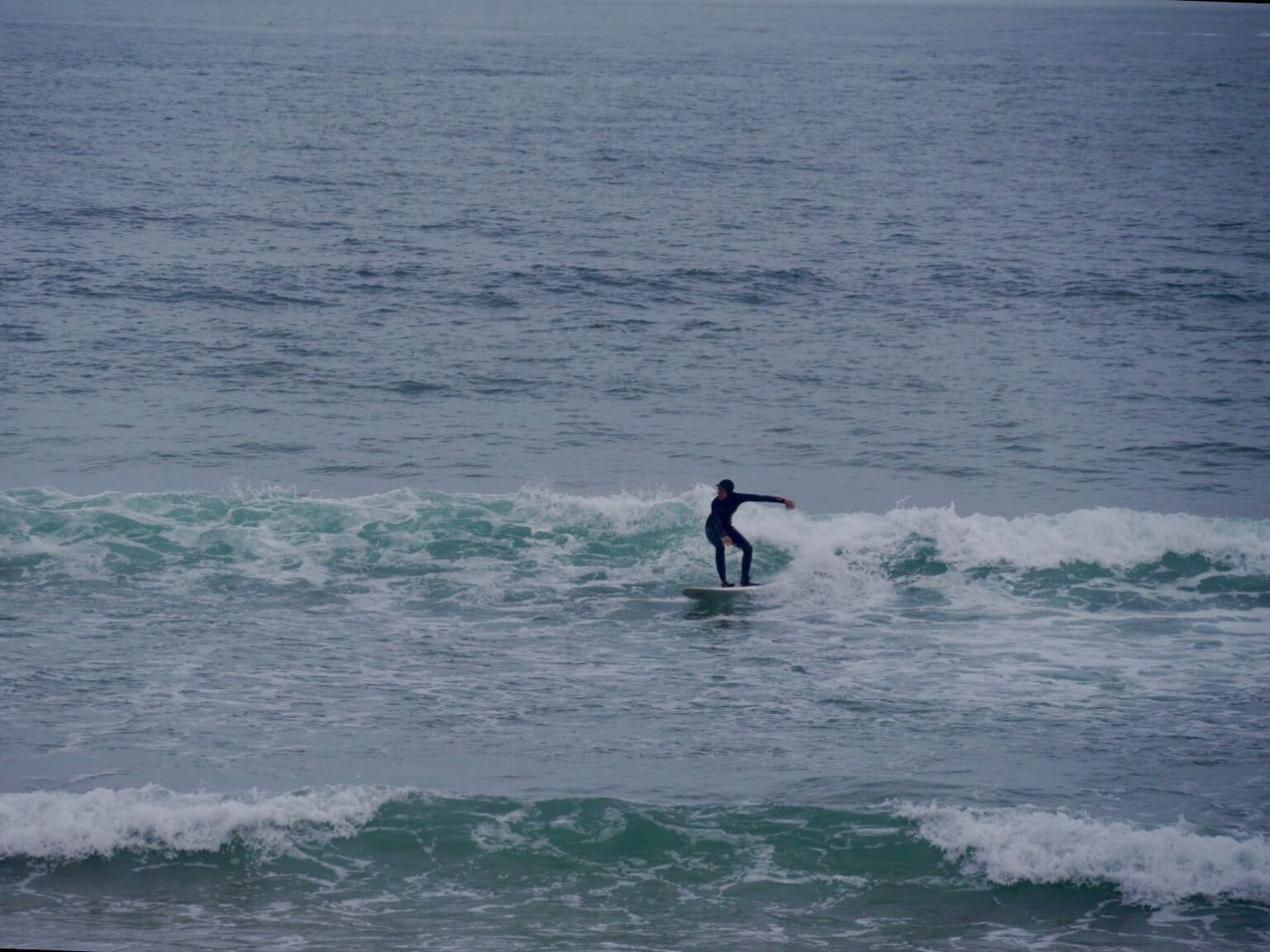 surfer girl going right backside surf guide algarve - Surf Guide Algarve