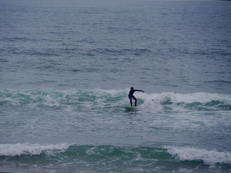 surfer girl going right backside surf guide algarve