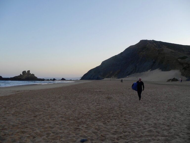 at the right place at the right time with surf guide algarve in Castelejo