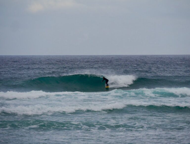 fun waves at Castelejo with surf guide algarve and friends