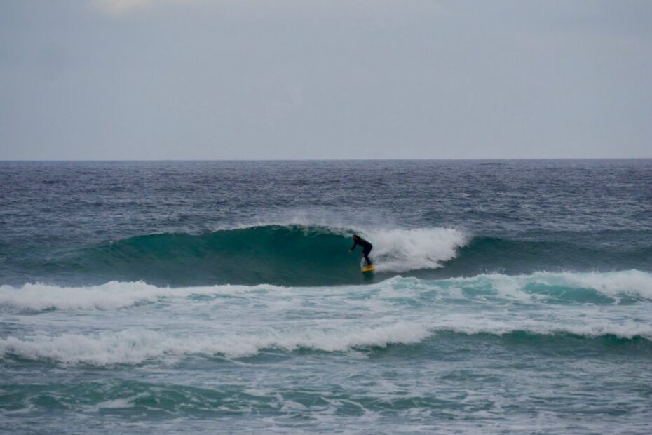 fun waves at Castelejo with surf guide algarve and friends