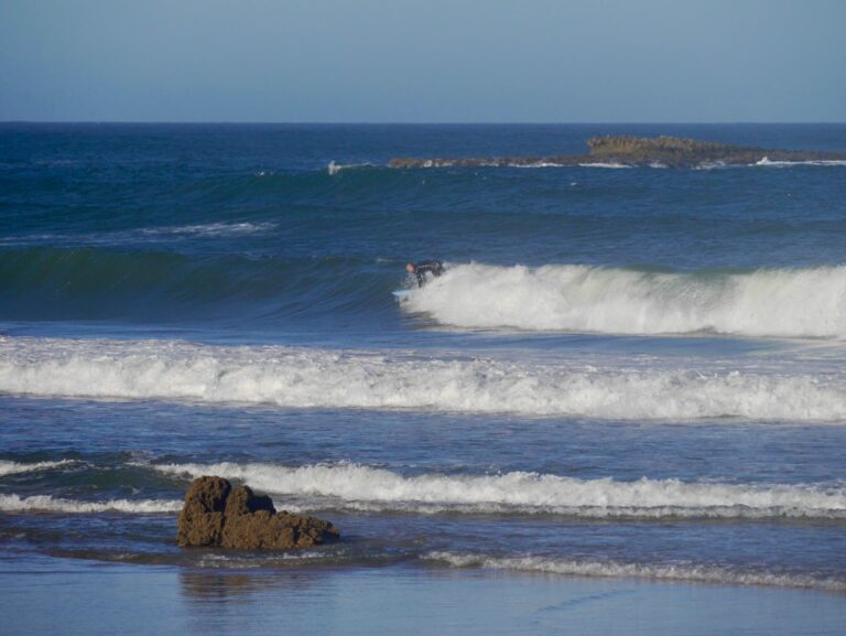 good size waves, no one out, surf guide algarve