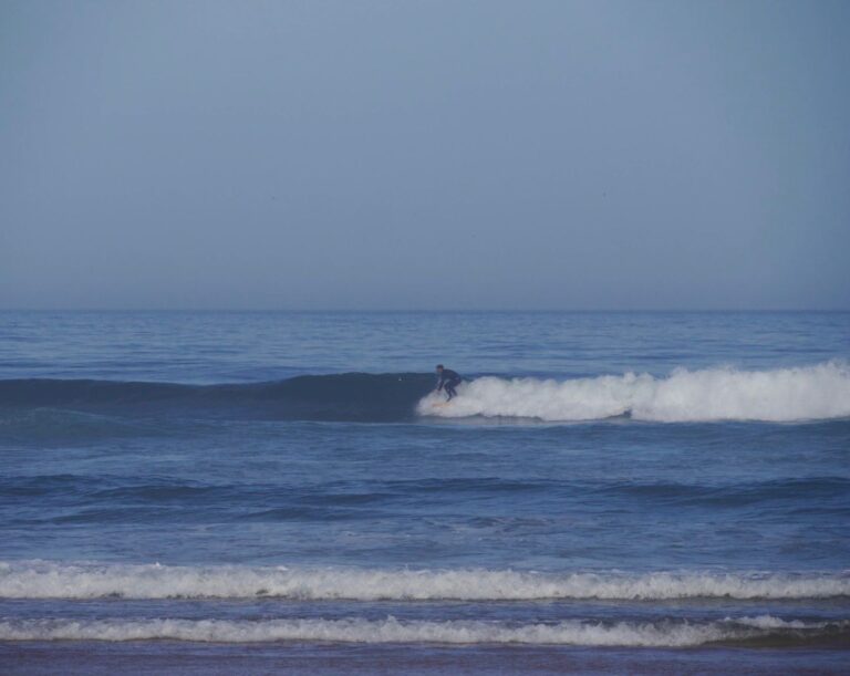 surf guide algarve guest doing the right thing