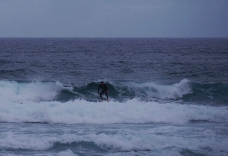 surf guide algarve guest going left catselejo