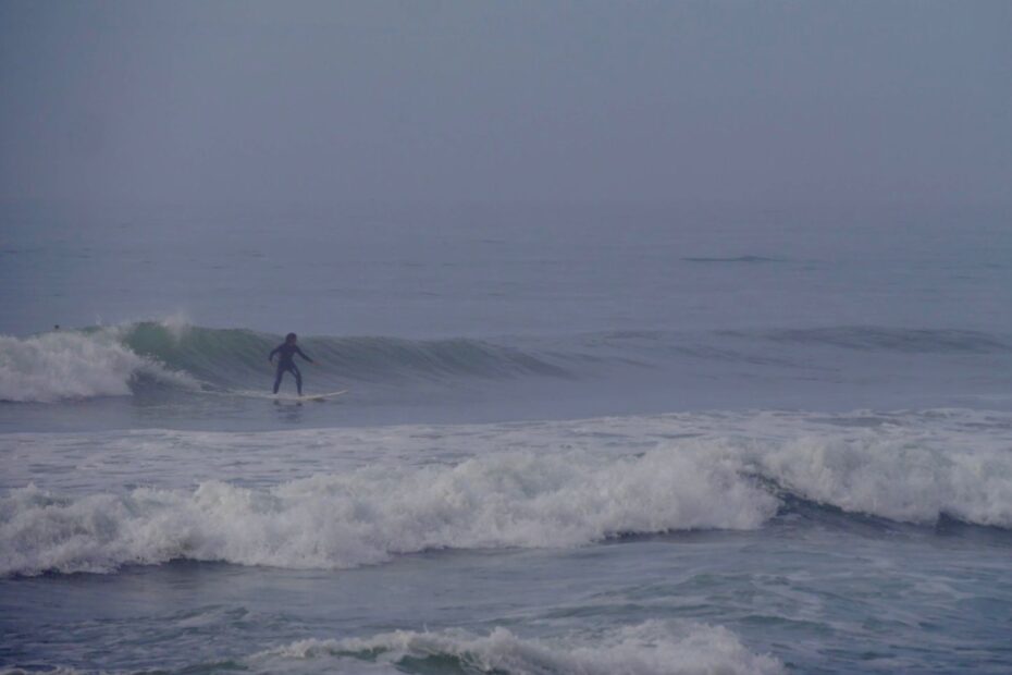 surf guide algarve big swell porto de mos lagos