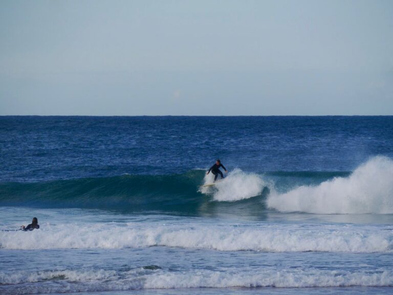 surf guide algarve guest going right.