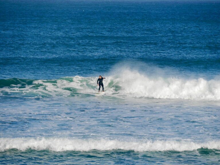 surf guide algarve guest going right