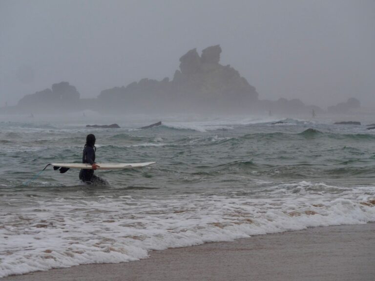 surf guide algarve surfing in the fog at castelejo