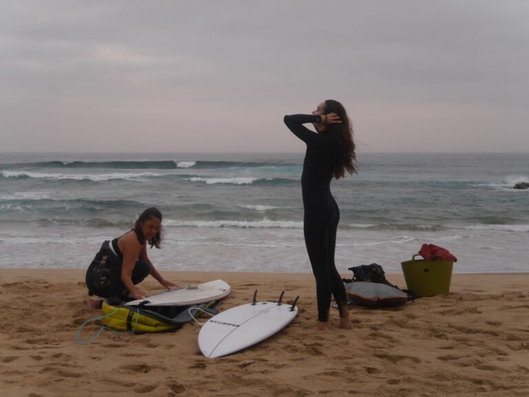 surfer girls getting ready surf guide algarve