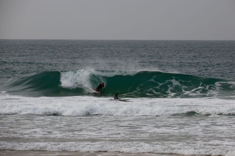 backside-barrel-on-the-head-surf-guide-algarve-grabbing-rail