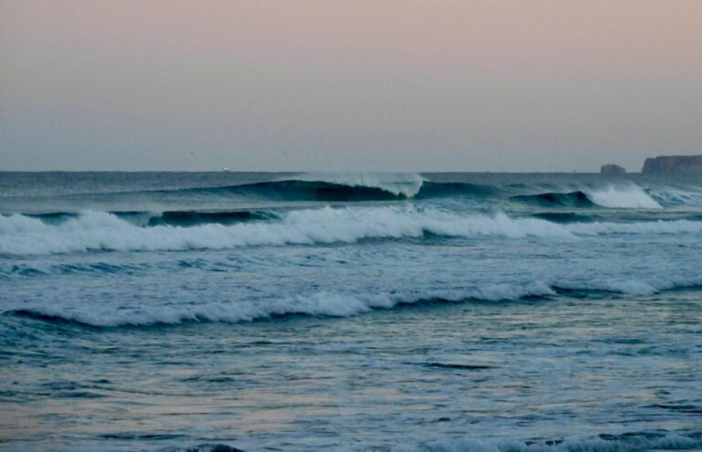 empty waves at twilight surf guide algarve scoring again