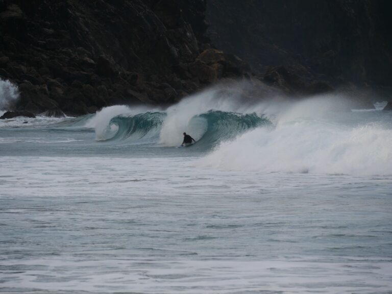 hollow waves with surf guide algarve