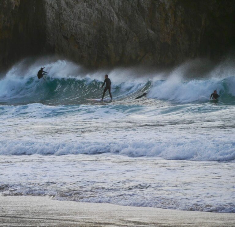 sharing is caring, boog, sup and surf share one wave in beliche surf guide algarve