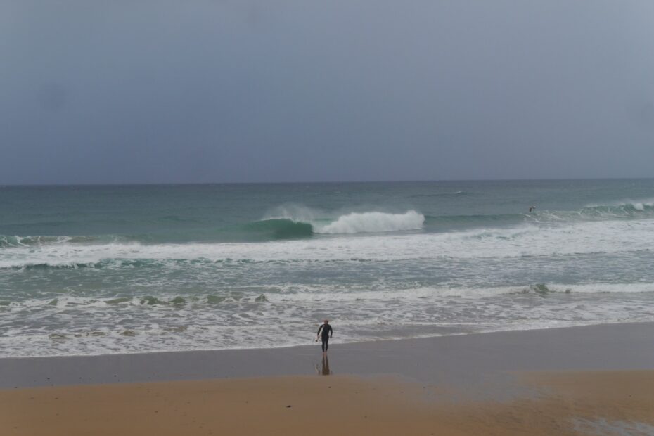 never walk away from good waves surf guide algarve